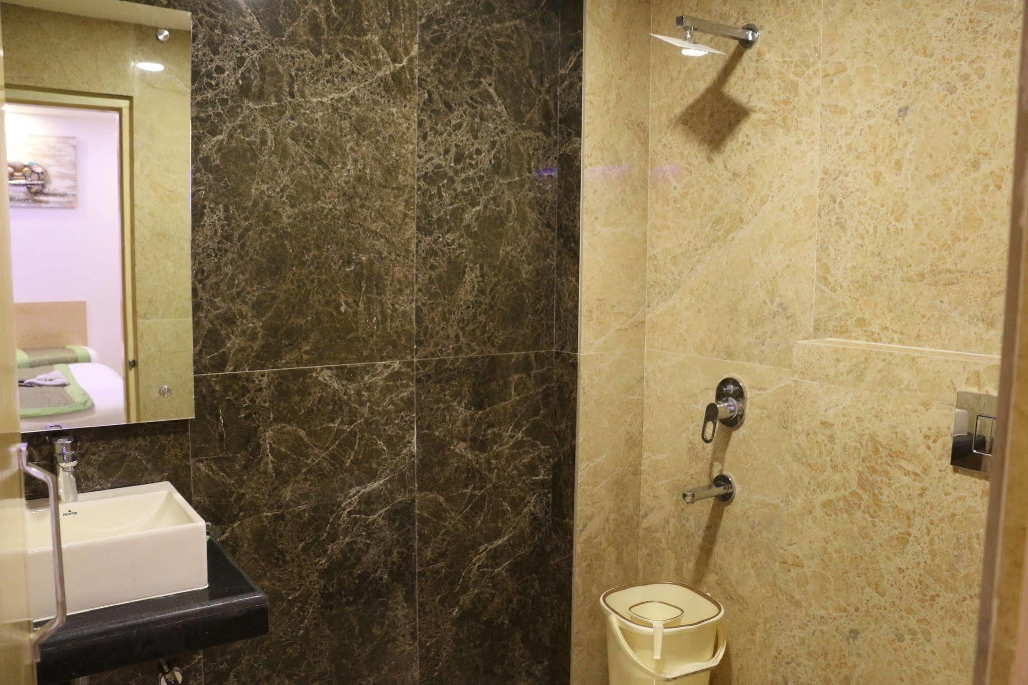 Palace Deluxe Hotel 3*
