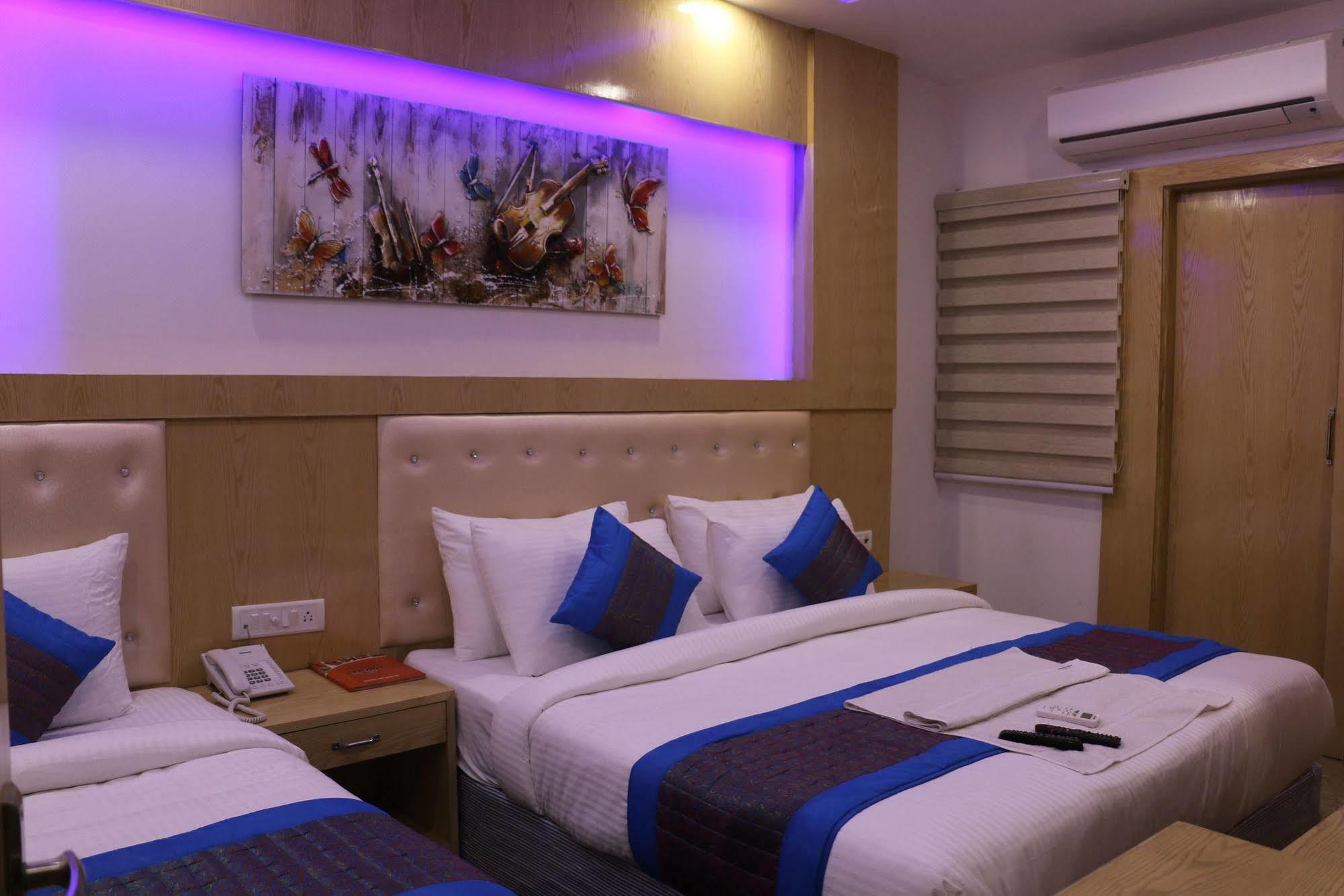 Palace Deluxe Hotel 3*